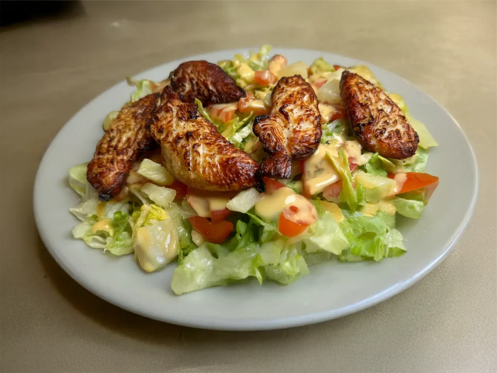 Kanasalaatti, kananrintafile, tomatti, kurkku, salaatti, ananas, kastike, Kebab-Pizzeria Taksimi, Jämsä